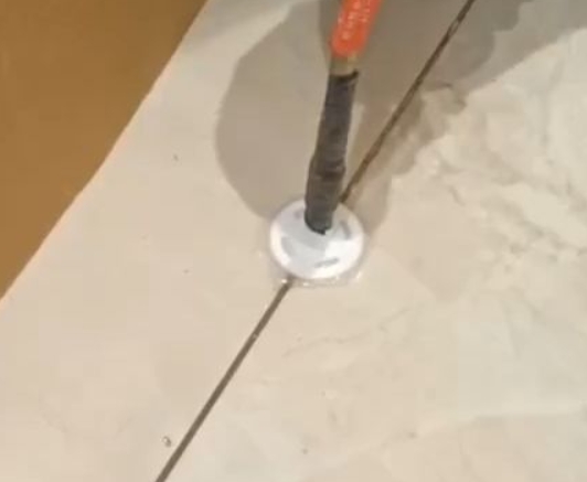 新余瓷砖空鼓维修公司专业解答瓷砖在铺贴过程中，如果没有涂抹均匀到位的粘结材料（如水泥砂浆或瓷砖胶），可能会导致以下问题