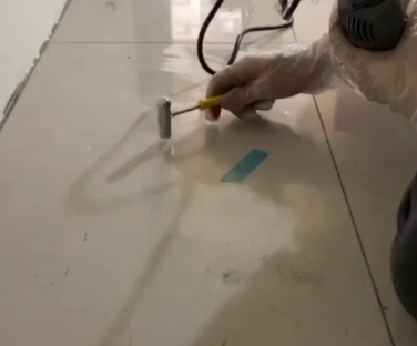 新余瓷砖开裂维修公司专业分享瓷砖在铺贴前如果没有沥干水分，将会导致以下问题